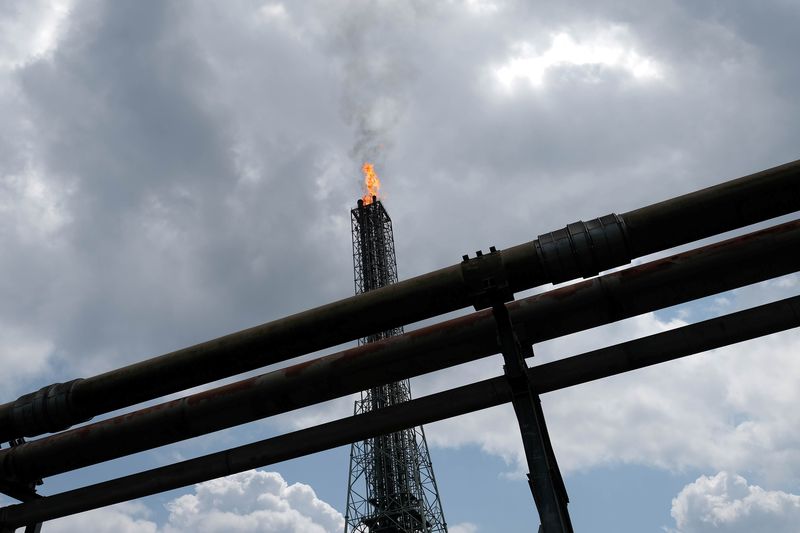 &copy; Reuters. FILE PHOTO: A view shows a tower flaring gas at an LNG processing plant operated by Shell and others in Bonny Island, in Rivers state, Nigeria June 21, 2017. REUTERS/Paul Carsten/File Photo