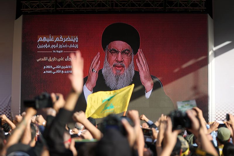 &copy; Reuters. الأمين العام لجماعة حزب الله اللبنانية حسن نصر الله يظهر على شاشة وهو يخاطب أنصاره في الضاحية الجنوبية لبيروت يوم الجمعة. تصوير: محمد عزاقير