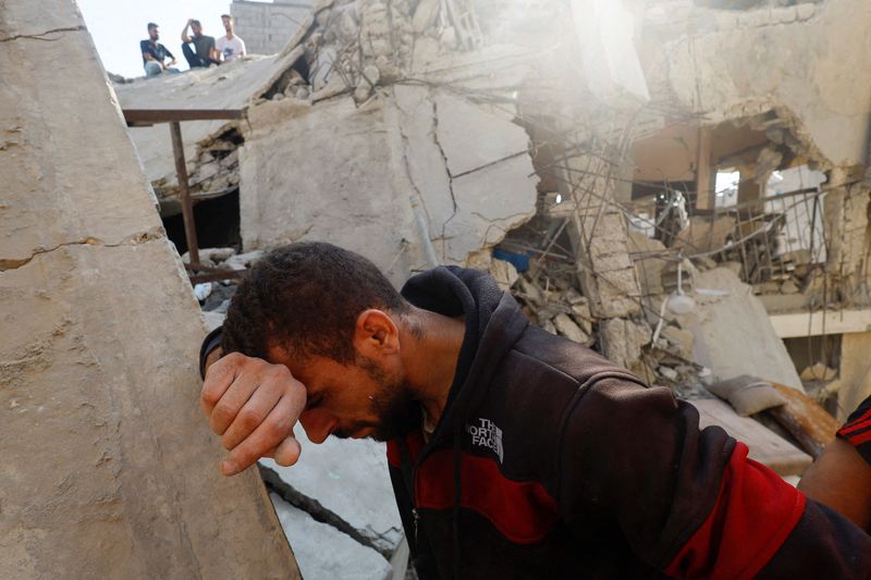 &copy; Reuters. رجل فلسطيني حزين أثناء قيام أشخاص بالبحث عن ناجين في أعقاب الضربات الإسرائيلية في خان يونس جنوبي قطاع غزة في الأول من نوفمبر تشرين الأول 2023. 