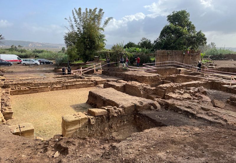 &copy; Reuters. صورة توضح ما قال علماء آثار مغاربة إنه موقع أثري من العصر الروماني اكتشفوه في الرباط يوم الجمعة. تصوير: أحمد الجشتيمي -رويترز