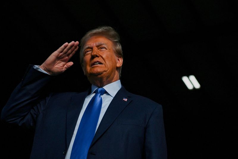 &copy; Reuters. El aspirante a la nominación presidencial republicana y expresidente de Estados Unidos, Donald Trump, saluda durante el himno nacional en un acto de campaña en Houston, Texas, Estados Unidos. 2 de noviembre, 2023. REUTERS/Callaghan O'Hare