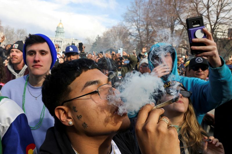 &copy; Reuters. FILE PHOTO: A man smokes cannabis during the informal annual cannabis holiday in Denver, Colorado, U.S., April 20, 2023. REUTERS/Kevin Mohatt/File Photo