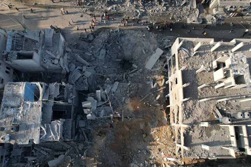 &copy; Reuters. Foto del viernes de casas bombardeadas en Maghazi, en la Franja de Gaza 
Nov 3, 2023. REUTERS/Mohammed Fayq Abu Mostafa