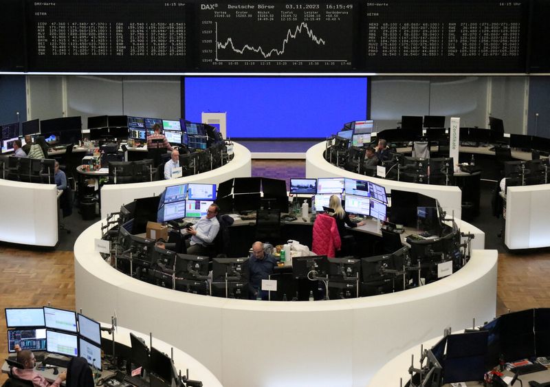 &copy; Reuters. شاشة إلكترونية تعرض بيانات مؤشر داكس الألماني في بورصة فرانكفورت يوم الجمعة. تصوير: رويترز.