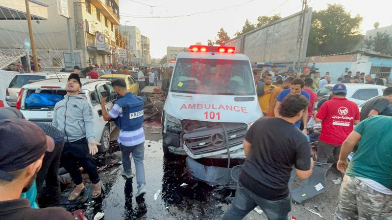 &copy; Reuters. Palestinians check the damages after a convoy of ambulances was hit, at the entrance of Shifa hospital in Gaza City, November 3, 2023. REUTERS/Mohammed Al-Masri