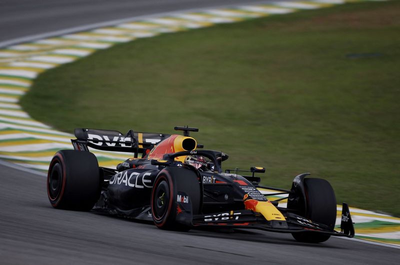 &copy; Reuters. ماكس فرستابن سائق رد بول في التجارب التأهيلية بجائزة البرازيل الكبرى ضمن بطولة العالم لسباقات فورمولا 1 للسيارات  في ساو باولو يوم الجمعة. ت
