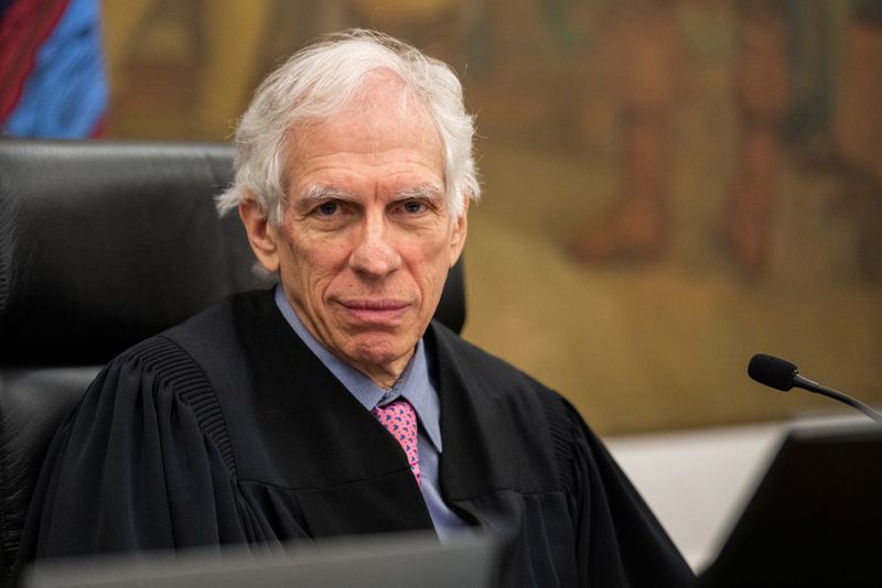 © Reuters. Judge Arthur Engoron looks on at the courtroom before the start of former U.S. President Donald Trump’s civil fraud case in New York, U.S., October 18, 2023. Jeenah Moon/Pool via REUTERS