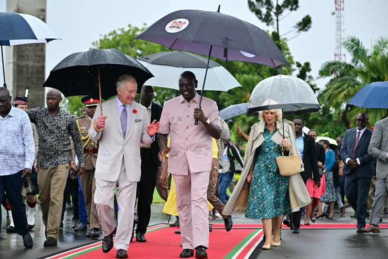 &copy; Reuters. O presidente queniano, William Ruto, caminha com o rei Charles antes da partida do britânico do Aeroporto Internacional Moi
03/11/2023
BEN STANSALL/Pool via REUTERS