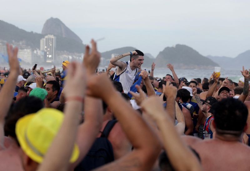 &copy; Reuters. مشجعو بوكا جونيورز الأرجنتيني على شاطئ كوباكابانا قبل مباراة الفريق أمام فلومينينسي البرازيلي في نهائي كوبا ليبرتادوريس في ريو دي جانيرو ي