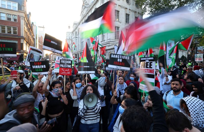© Reuters. متظاهرون مؤيدون للفلسطينيين يحتجون بالقرب من السفارة الإسرائيلية في لندن يوم 9 أكتوبر تشرين الأول 2023 . تصوير : توبي ملفيل -رويترز