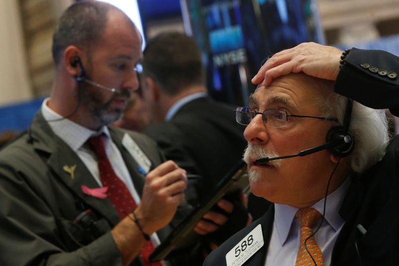 &copy; Reuters. Des traders travaillent à la Bourse de Wall Street. /Photo prise le 8 décembre 2016/REUTERS/Brendan McDermid
