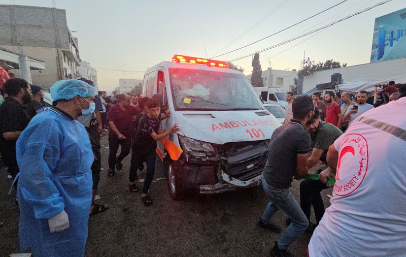 © Reuters. Palestinians pull an ambulance after a convoy of ambulances was hit, at the entrance of Shifa hospital in Gaza City, November 3, 2023. REUTERS/Anas al-Shareef