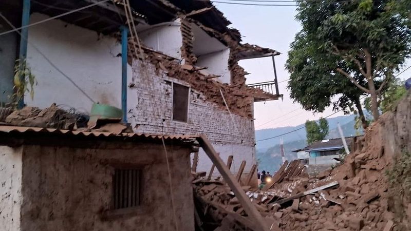 Rescuers struggle to find Nepal quake survivors, deaths at 137