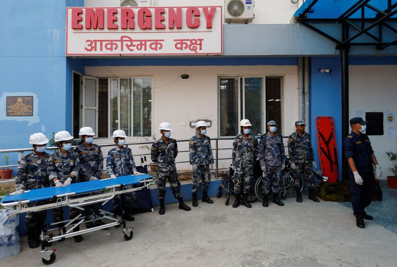 &copy; Reuters. L'extérieur de l'hôpital en attendant les victimes du tremblement de terre à Nepalgunj, au Népal. /Photo prise le 4 novembre 2023/REUTERS/Navesh Chitrakar