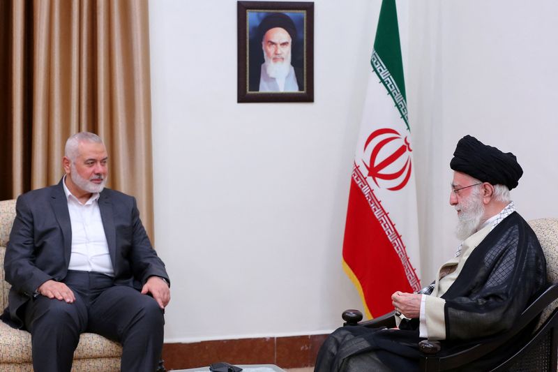 &copy; Reuters. الزعيم الأعلى الإيراني آية الله علي خامنئي مع رئيس المكتب السياسي للحركة إسماعيل هنية في طهران يوم 21 يونيو حزيران 2023. صورة لرويترز من وكالة 
