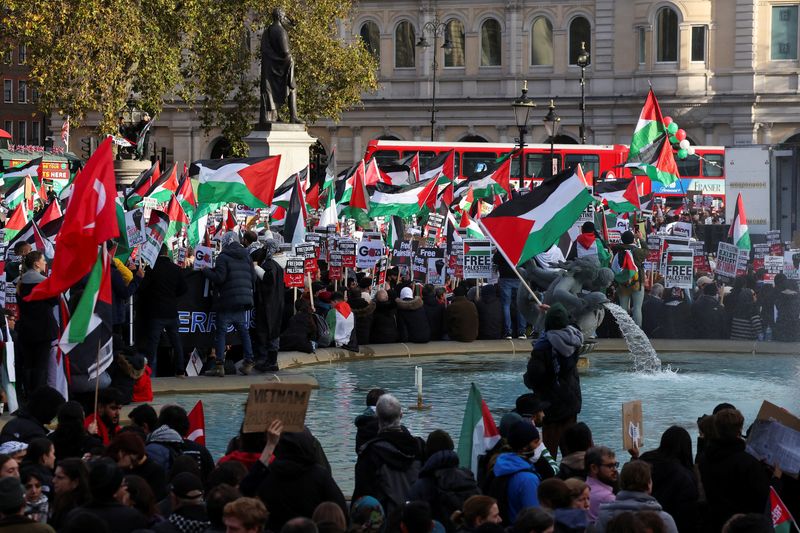 &copy; Reuters. متظاهرون أثناء احتجاجهم تضامنا مع الفلسطينيين بغزة في لندن يوم السبت. تصوير: توبي ملفيل - رويترز.