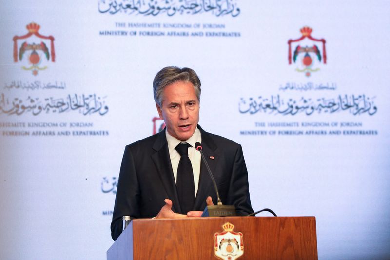 © Reuters. وزير الخارجية الأمريكي أنتوني بلينكن خلال مؤتمر صحفي في عمان بالأردن يوم السبت. تصوير: علاء السخني - رويترز.
