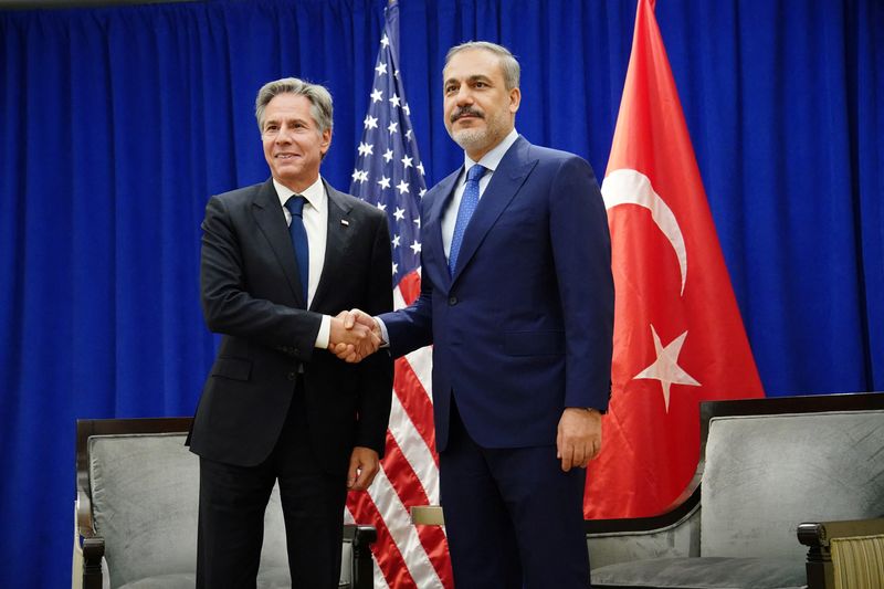 © Reuters. وزير الخارجية الأمريكي أنتوني بلينكن يصافح نظيره التركي هاكان فيدان في نيويورك يوم 22 سبتمبر أيلول 2023. صورة لرويترز من ممثل لوكالات الأنباء.
