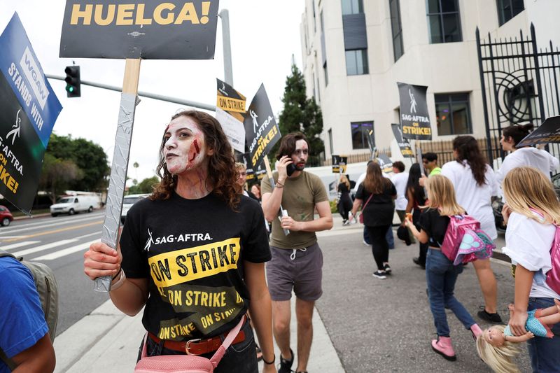 &copy; Reuters. FILE PHOTO: SAG-AFTRA members walk the picket line during their ongoing strike outside Sony Studios in Culver City, California, U.S. September 29, 2023. REUTERS/Mario Anzuoni/File Photo