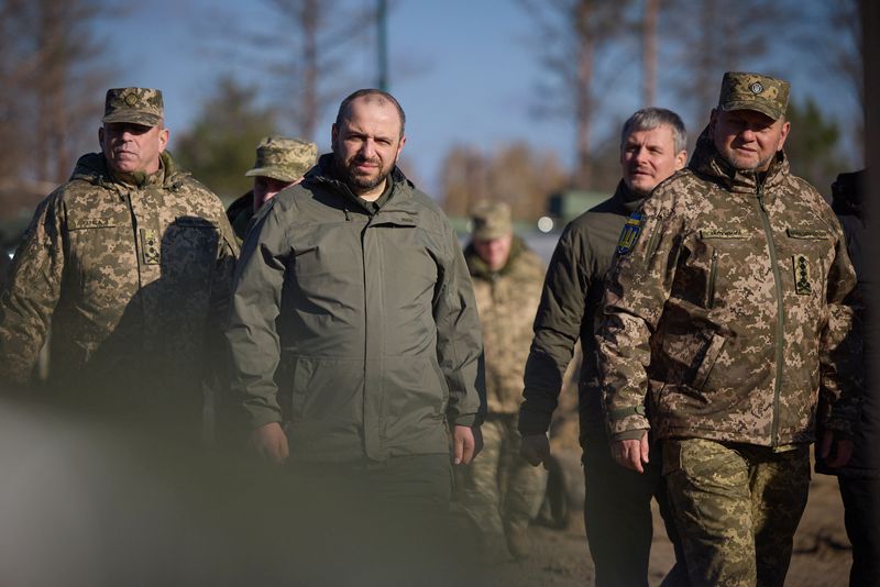 &copy; Reuters. File Photo: Commander in Chief of the Ukrainian Armed Forces Valerii Zaluzhnyi and Defence Minister Rustem Umerov visit an artillery training centre, amid Russia's attack on Ukraine, at an undisclosed location in Ukraine November 3, 2023. Ukrainian Presid