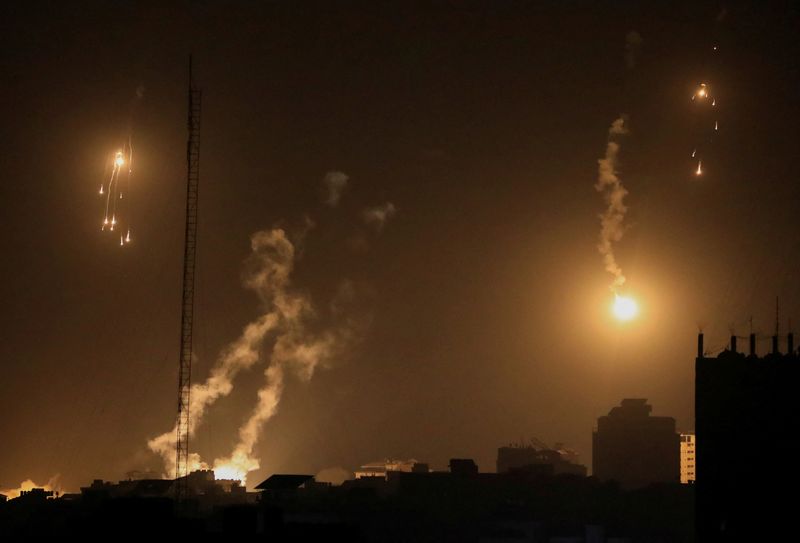 &copy; Reuters. أعمدة الدخان تتصاعد خلال ضربة جوية في غزة يوم الأحد. تصوير: محمد المصري - رويترز