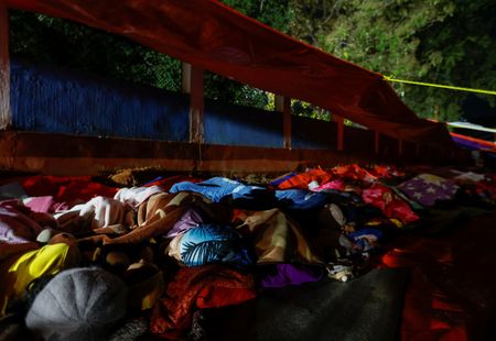 Sobbing relatives of Nepal quake victims prepare for cremations By Reuters