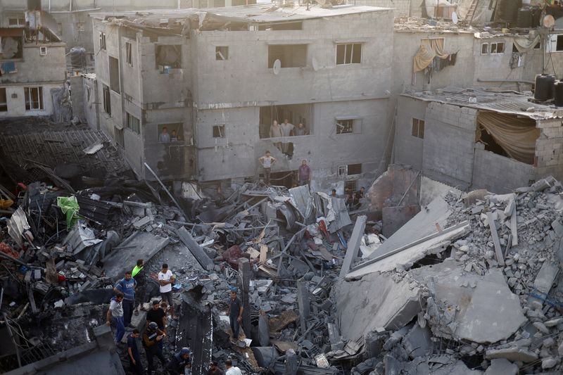 &copy; Reuters. Palestinians search for casualties, at the site of Israeli strikes on houses, amid the ongoing conflict between Israel and Palestinian Islamist group Hamas, at the Magazi Refugee Camp, in central Gaza Strip, November 5, 2023. REUTERS/Mohammed Salem