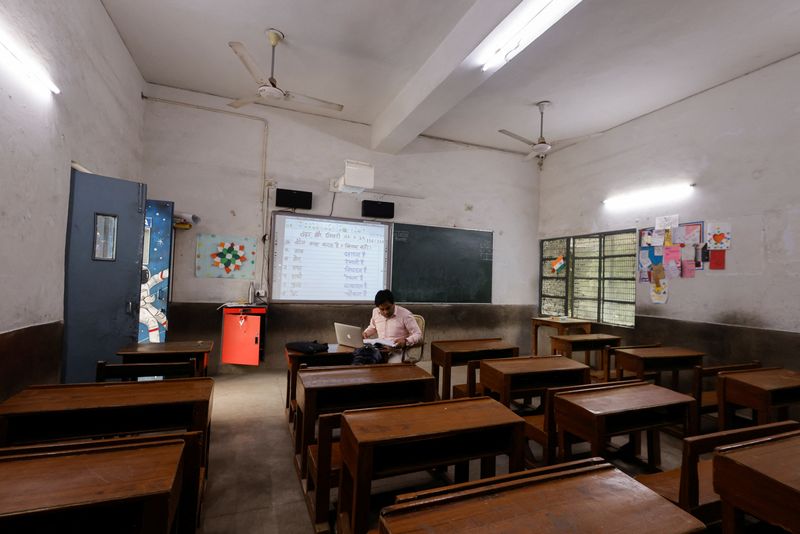 &copy; Reuters. معلم يلقي دروسا عبر الإنترنت في فصل مدرسي خاو بعد أن أغلقت الحكومة المدارس الابتدائية يومي الجمعة والسبت في العاصمة الهندية بسبب ارتفاع مست