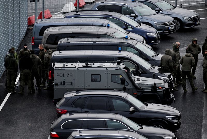 &copy; Reuters. La police sécurise l'aéroport d'Hambourg après qu'un homme a franchi une barrière et pénétré dans l'enceinte avec un enfant dans sa voiture. /Photo prise le 5 novembre 2023/REUTERS/Fabian Bimmer  