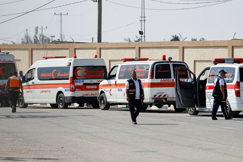 &copy; Reuters. عاملون في القطاع الطبي ينتظرون نقل فلسطينيين مصابين لتلقي الرعاية الطبية في المستشفيات المصرية عند معبر رفح الحدودي مع مصر في جنوب قطاع غزة