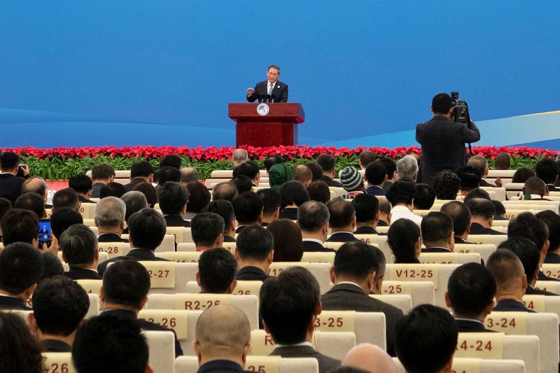 &copy; Reuters. Le Premier ministre chinois Li Qiang s'exprime lors de la cérémonie d'ouverture de l'Exposition internationale d'importation de Chine (CIIE) à Shanghai. /Photo prise le 5 novembre 2023/REUTERS/Xihao Jiang  