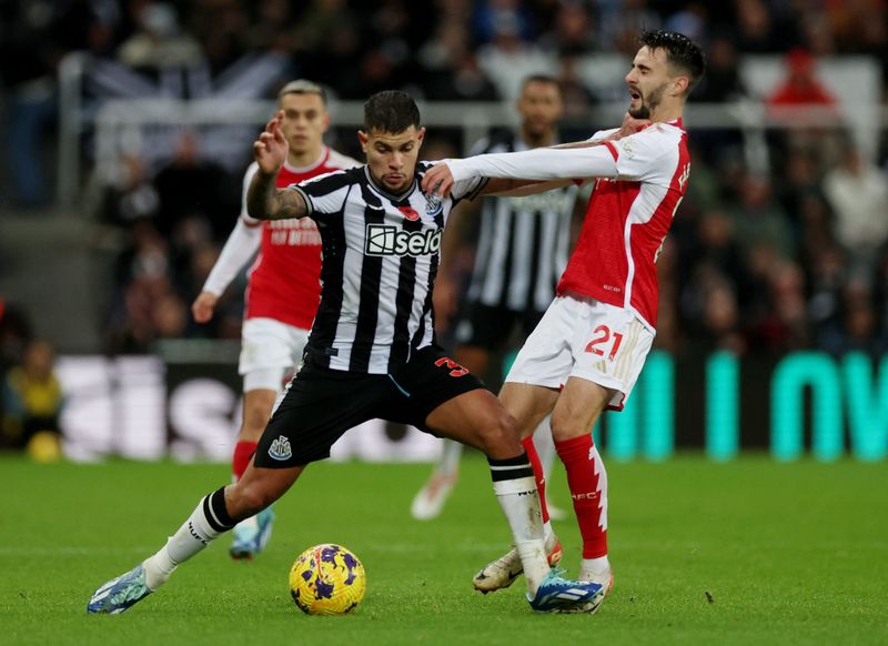 &copy; Reuters. Soccer Football - Premier League - Newcastle United v Arsenal - St James' Park, Newcastle, Britain - November 4, 2023 Newcastle United's Bruno Guimaraes in action with Arsenal's Fabio Vieira Action Images via Reuters/Lee Smith/ File Photo