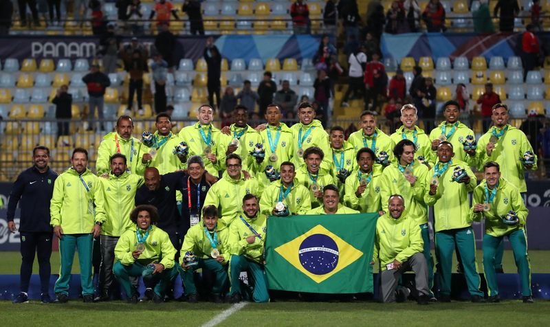 &copy; Reuters. لاعبو منتخب البرازيل يحتفلون بالفوز بالميدالية الذهبية لمنافسة كرة القدم في دورة ألعاب الأمريكيتين بعد التغلب على تشيلي صاحبة الضيافة في ا