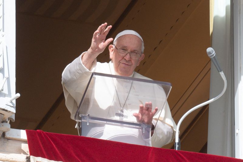 &copy; Reuters. البابا فرنسيس بابا الفاتيكان في الفاتيكان يوم الأحد. صورة لرويترز من المكتب الإعلامي للفاتيكان. 