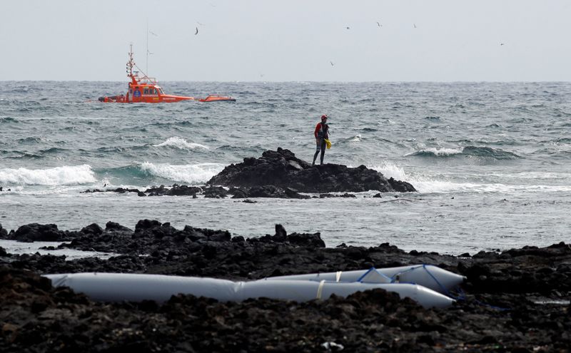 &copy; Reuters. FILE PHOTO: Rescue workers search for bodies after a boat with 46 migrants from the Maghreb region capsized in the beach of Orzola, in the Canary Island of Lanzarote, Spain June 18, 2021. REUTERS/Borja Suarez/File Photo