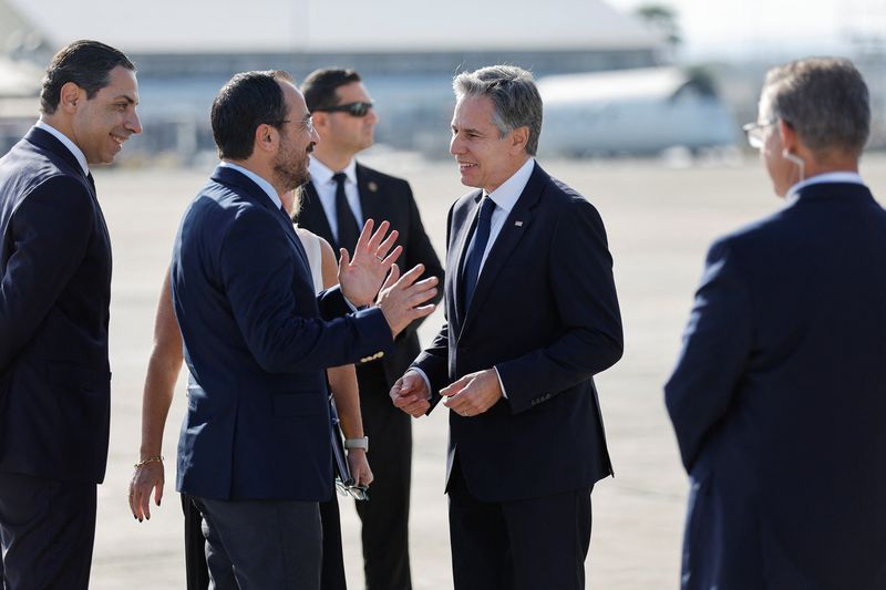 &copy; Reuters. وزير الخارجية الأمريكي أنتوني بلينكن يتحدث مع الرئيس القبرصي نيكوس كريستودوليدس مسبق في مطار لارنكا بالقبرص يوم الأحد في صورة لرويترز من م