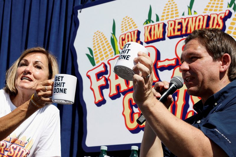&copy; Reuters. FILE PHOTO: Republican U.S. presidential candidate Florida Governor Ron DeSantis and Iowa Governor Kim Reynolds display "Get Shit Done" mugs during a "Fair-Side Chat" at the Iowa State Fair in Des Moines, Iowa, U.S., August 12, 2023. REUTERS/Evelyn Hockst