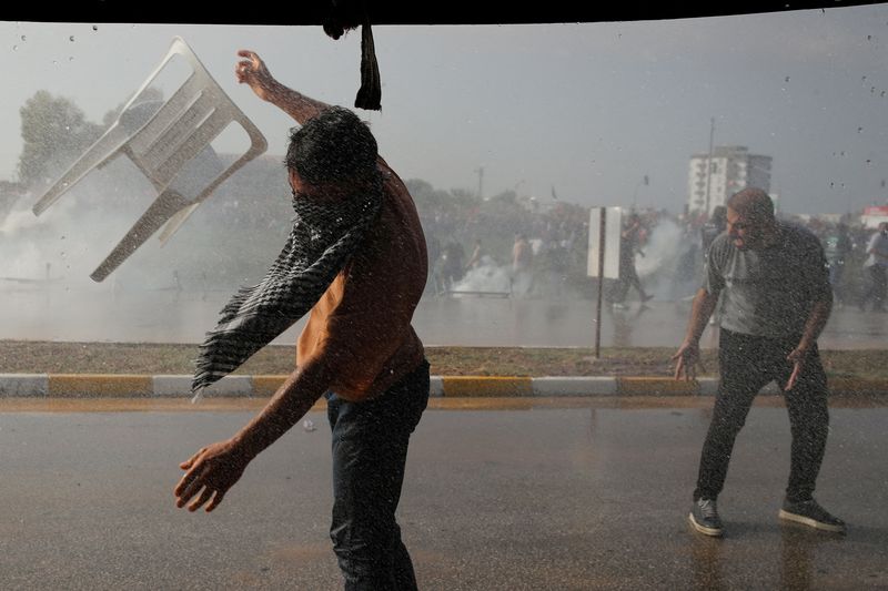 &copy; Reuters. تستخدم الشركة التركية خراطيم المياه وقنابل الغاز لتفريق محتجين يتظاهرون أمام قاعدة جوية تضم قوات أمريكية في تركيا يوم الأحد. تصوير: ديلارا 