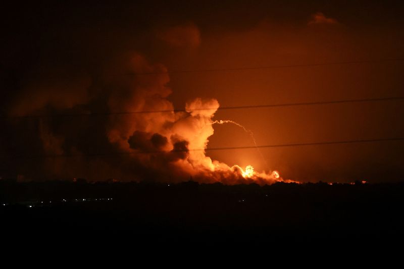 © Reuters. Smoke and flames rise during Israeli strikes in the Gaza Strip, as seen from the Israeli side of the border with Gaza, in southern Israel, November 5, 2023. REUTERS/Ronen Zvulun