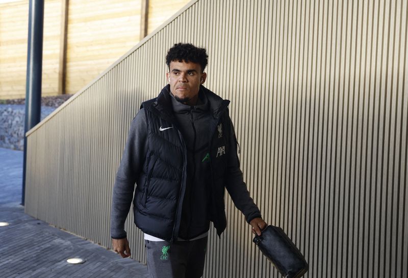 &copy; Reuters. الكولومبي لويس دياز لاعب ليفربول لحظة وصوله إلى ملعب مباراة فريقه أمام لوتون تاون في الدوري الإنجليزي الممتاز لكرة القدم يوم الأحد. تصوير: ب