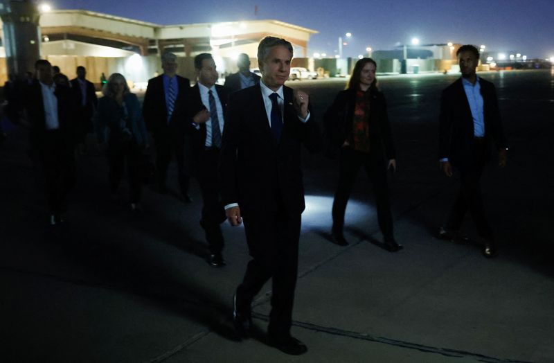 © Reuters. U.S. Secretary of State Antony Blinken walks to board his military transport aircraft to depart Baghdad International Airport after meeting Iraqi Prime Minister Mohammed Shia' Al Sudani, amid the ongoing conflict between Israel and the Palestinian Islamist group Hamas, in Baghdad, Iraq, November 5, 2023. REUTERS/Jonathan Ernst/Pool