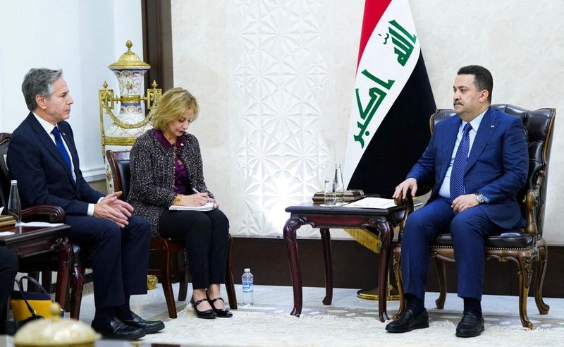 © Reuters. وزير الخارجية الأمريكي أنتوني بلينكن خلال اجتماع مع رئيس الوزراء العراقي محمد شياع السوداني في بغداد يوم الأحد. صورة لرويترز من المكتب الإعلامي لرئيس الوزراء.