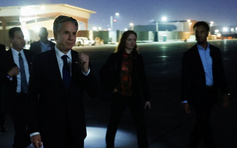 &copy; Reuters. U.S. Secretary of State Antony Blinken walks to board his military transport aircraft to depart Baghdad International Airport after meeting Iraqi Prime Minister Mohammed Shia' Al Sudani, amid the ongoing conflict between Israel and the Palestinian Islamis