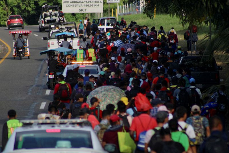 &copy; Reuters. Migrants walk along the road in a caravan in an attempt to reach the U.S border, in Tapachula, Mexico November 5, 2023. REUTERS/Jose Torres