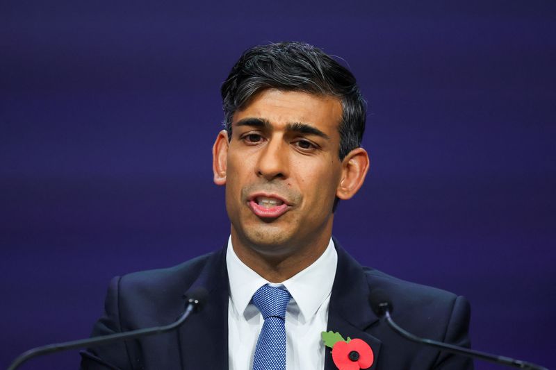 &copy; Reuters. FILE PHOTO: Britain's Prime Minister Rishi Sunak speaks during a closing press conference at the AI Safety Summit in Bletchley Park, near Milton Keynes, Britain, November 2, 2023. REUTERS/Toby Melville/Pool/File Photo