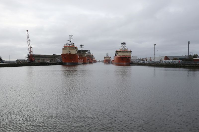 © Reuters. FILE PHOTO: Vessels that are used for towing oil rigs in the North Sea are moored up at William Wright docks in Hull, Britain November 2, 2017. REUTERS/Russell Boyce/File Photo