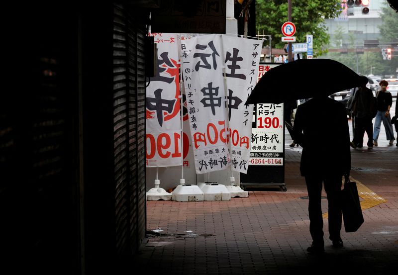 &copy; Reuters. FILE PHOTO: A man walks past a restaurant at a business district in Tokyo, Japan September 20, 2022. REUTERS/Kim Kyung-Hoon/File Photo