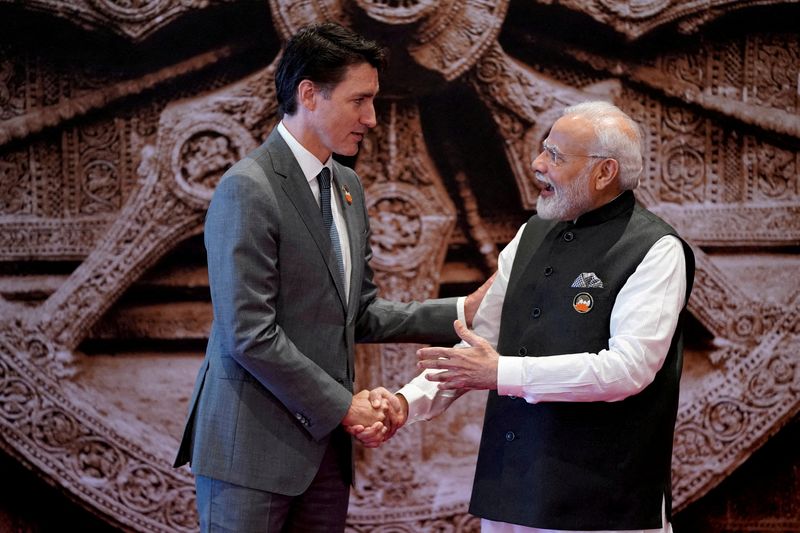 © Reuters. FILE PHOTO: Indian Prime Minister Narendra Modi welcomes Canada Prime Minister Justin Trudeau upon his arrival at Bharat Mandapam convention center for the G20 Summit, in New Delhi, India, Saturday, Sept. 9, 2023. Evan Vucci/Pool via REUTERS/File Photo