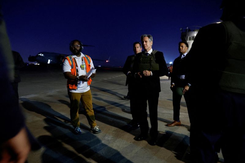 &copy; Reuters. U.S. Secretary of State Antony Blinken walks with his security detail and embassy staff on the tarmac upon arrival en route to meeting Iraqi Prime Minister Mohammed Shia' Al Sudani, at Baghdad International Airport in Baghdad, Iraq, November 5, 2023. REUT