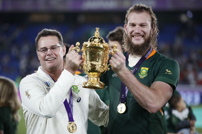 &copy; Reuters. 　ラグビーの南アフリカ代表の新監督に、２０１９年Ｗ杯で同国に優勝をもたらしたラシー・エラスムス氏（左）が就任することが分かった。同氏が５日、地元メディアに明かした。横浜で